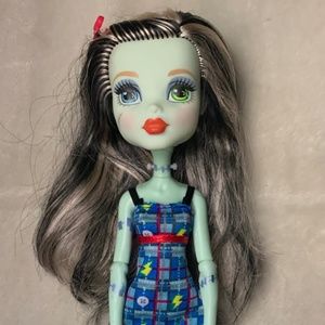 Mattel Monster High Ghoul’s Beast Pet Frankie Stein 11" Doll